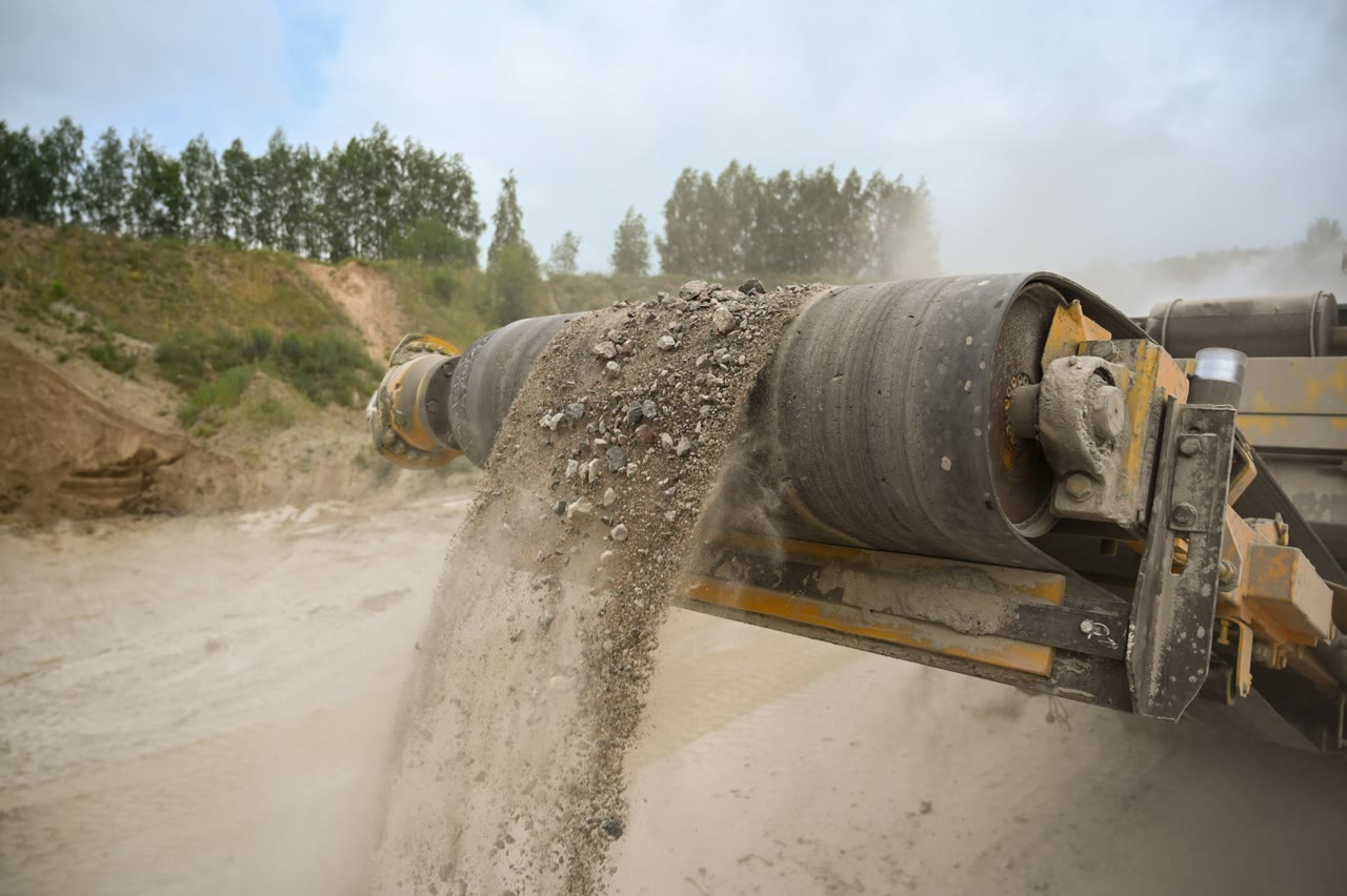 Bulk-material conveyor carrying aggregate