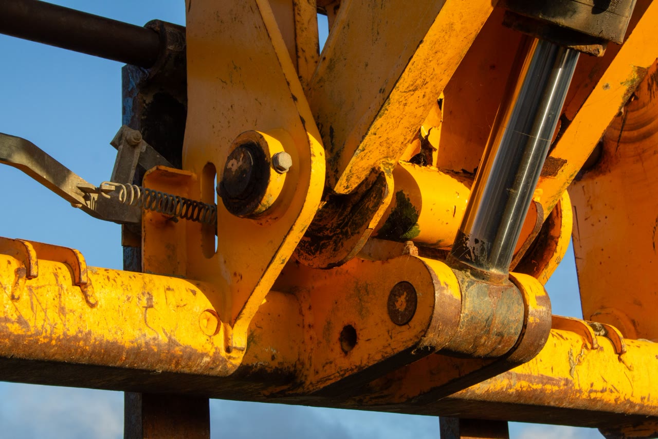 Hydraulic cylinder fitted to heavy equipment
